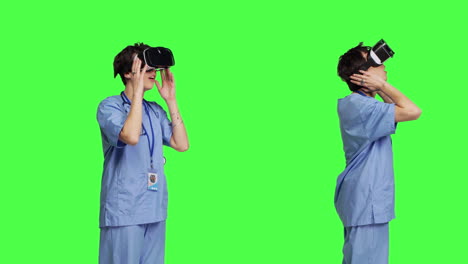 Asistente-Médico-Trabajando-Con-Gafas-De-Realidad-Virtual-Contra-Pantalla-Verde